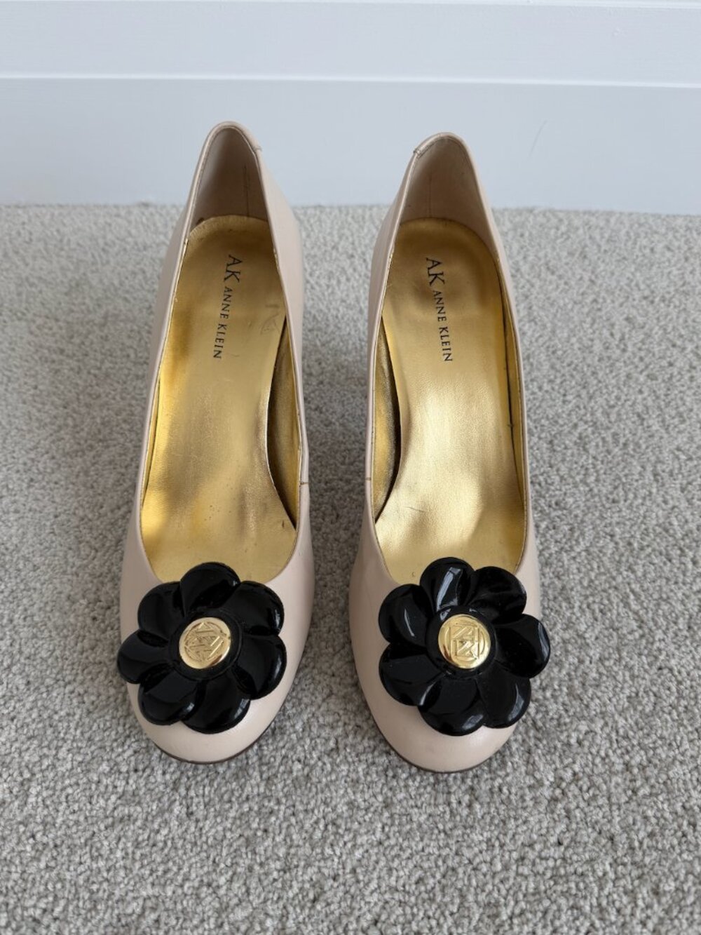 Anne Klein Beige Leather Pumps With Black Flower Detail Size 8.5